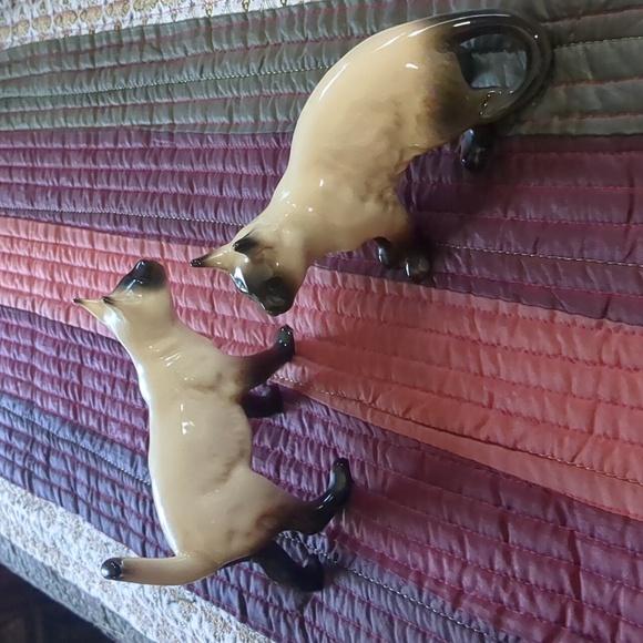 BESWICK inspired porcelain Siamese cat figurines standing/crouching cats 10/10 - Picture 1 of 14